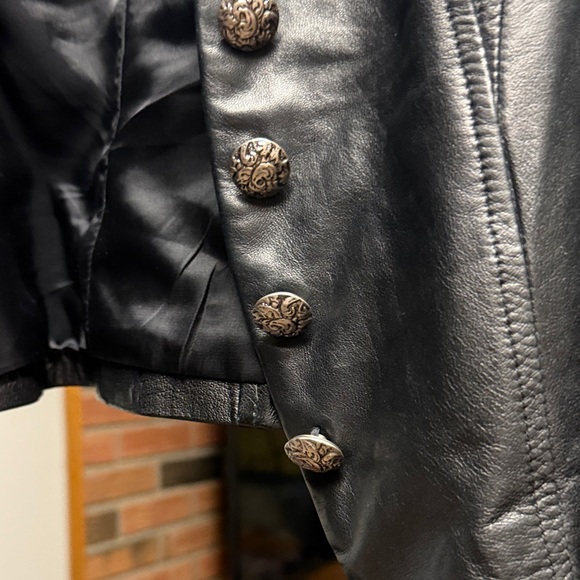 Danier Women's Sleek Black Leather Jacket - Picture 3 of 10